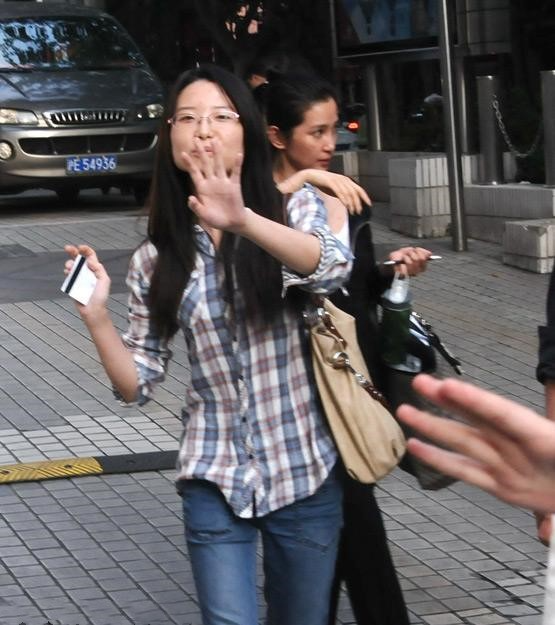 李冰冰真实的素颜彻底认不出,脸上了年纪,而且腿弯叉开太不优雅