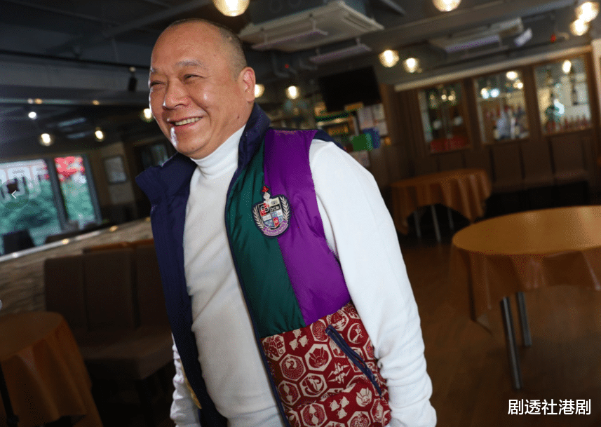 香港知名男星商演晒巨肚,像怀孕4到5个月,健康状况惹人担忧