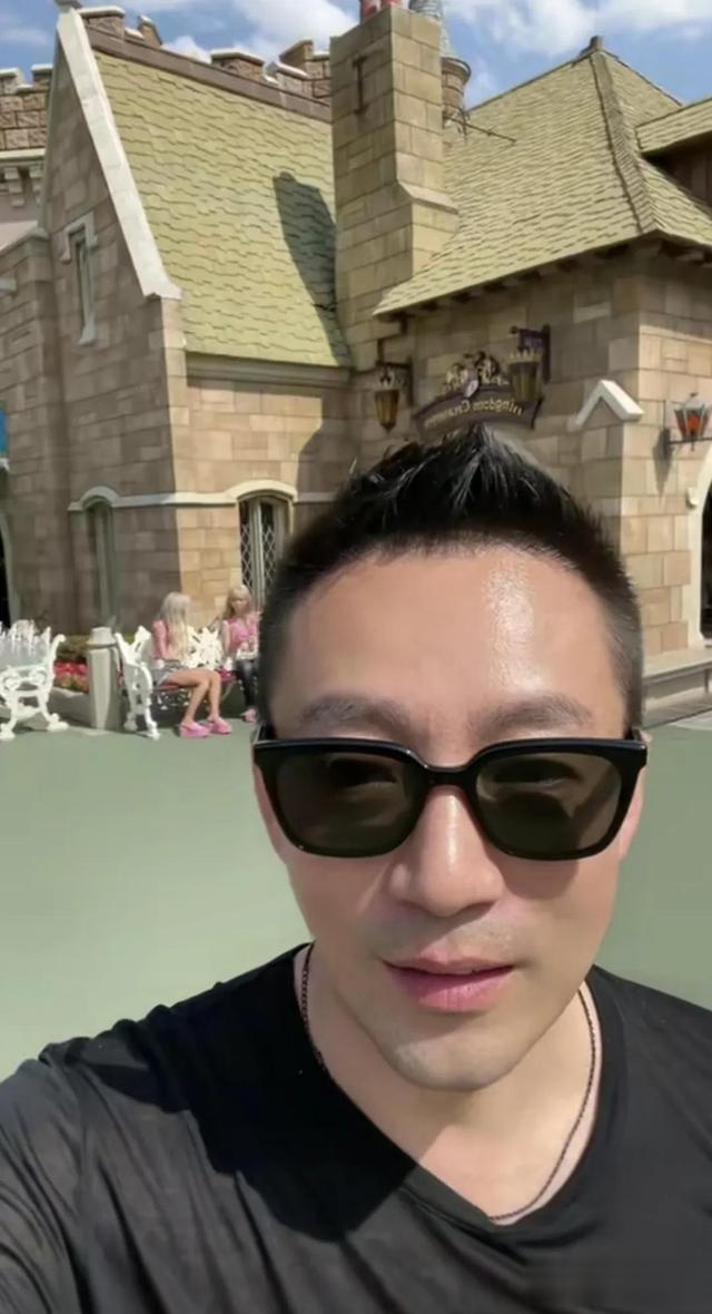 汪小菲竟然穿起毛球T恤,陪一双儿女在东京迪斯尼乐园游玩