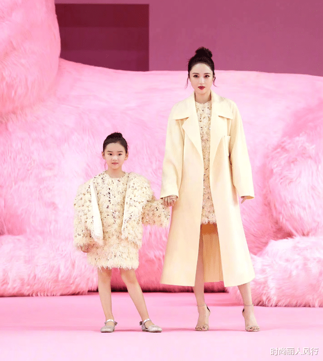 董璇|董璇6岁女儿不愧是最美星二代！打扮成名媛跟妈妈走秀，有超模范