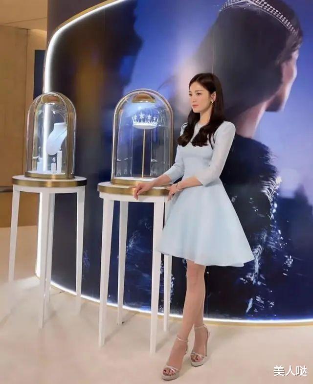 宋慧乔新发型像“整容”!41岁穿淡蓝长裙秀发披肩知性温婉,苹果肌饱满却很僵硬