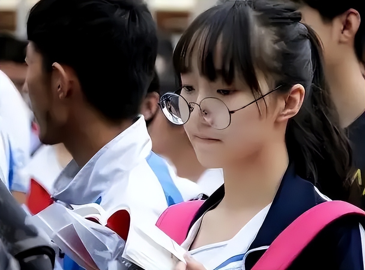 高马尾 高马尾成过去式，鲇鱼须逐渐引领学生潮流，年轻人审美搞不懂