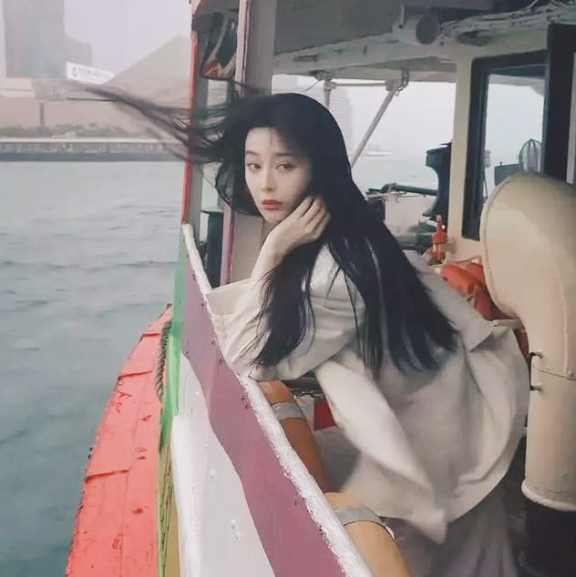 范冰冰|范冰冰香港游玩拍杂志，美貌不减当年，网友猜测是否有复出意向