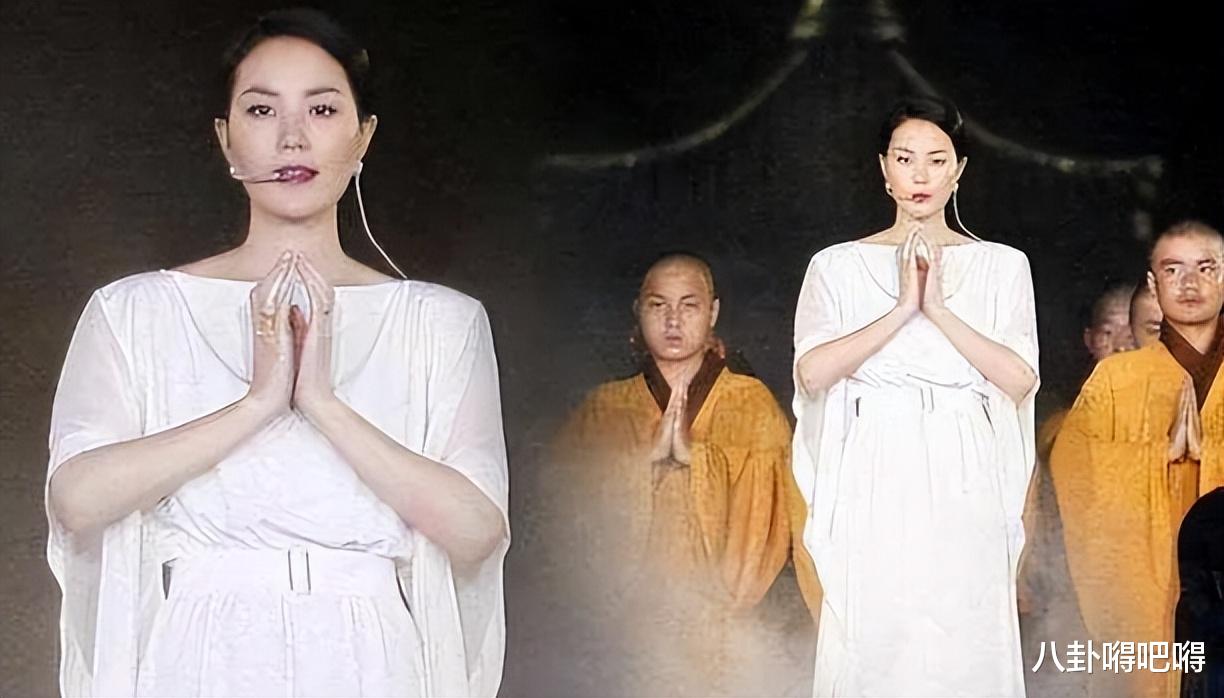 王菲穿时尚佛衣去寺庙走秀，拜佛但不入佛门，被赞时尚教主