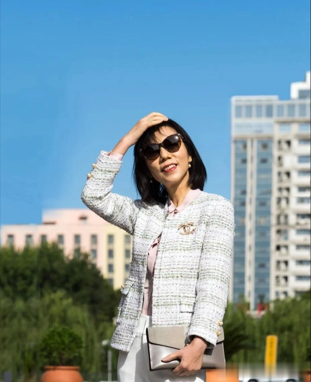 看了这位素人妈妈的打扮,我发现:不扮嫩、不披头散发,会更优雅