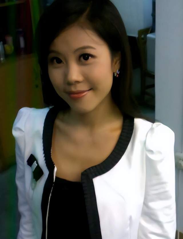广东台当家美女主持，与丈夫低调恩爱育有一女，44岁魅力更甚从前