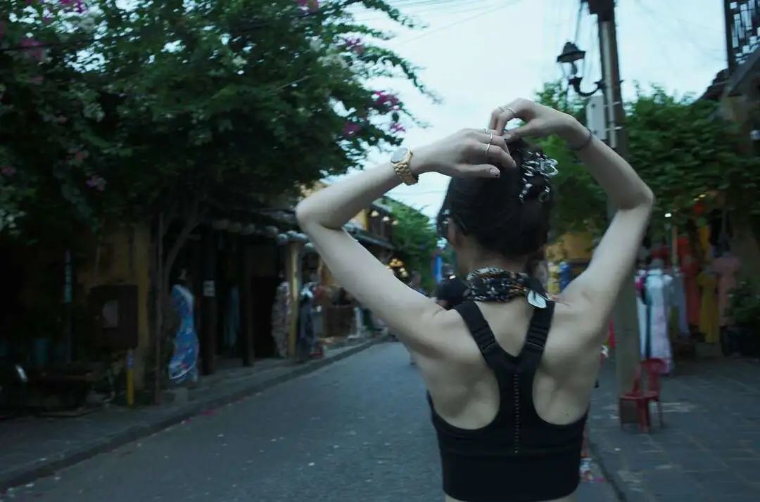 张韶涵|41岁张韶涵演唱会美炸热搜，网友：怎么会有人比动漫还夸张？？