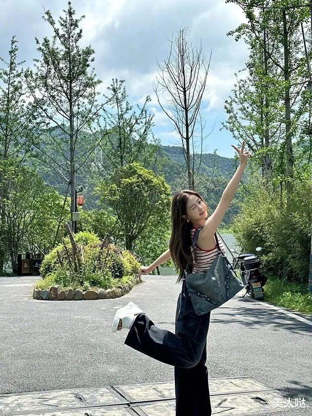 穿衣搭配 虞书欣带火一种穿法叫“上面去蹦迪，下面倒垃圾”，个性又洋气