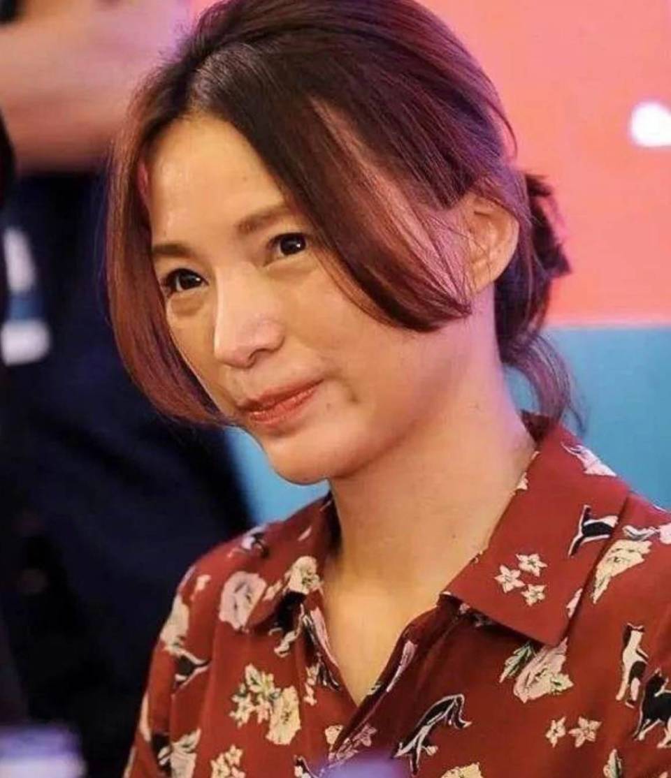 董卿老到认不出!49岁素颜和中年大妈无异,沧桑却越看越有气质!