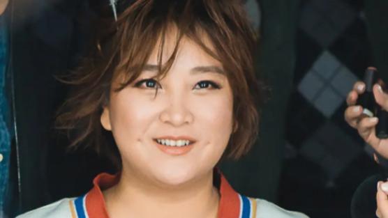 贾玲狂揽54亿，被曝生子后首现身，暴瘦48斤身穿黑裙重返颜值巅峰