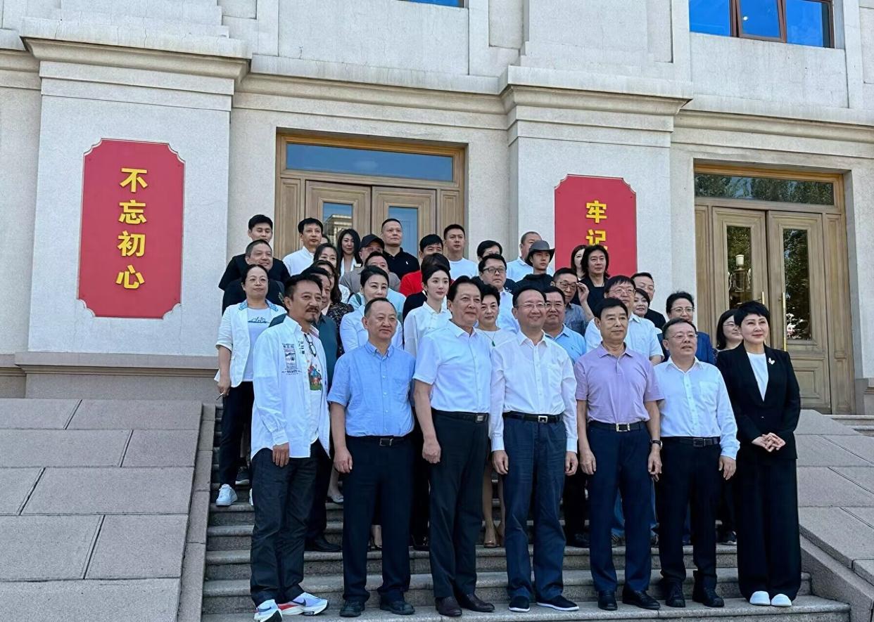 杨幂王一博参加总局座谈会,两人打扮低调在人群中依旧亮眼