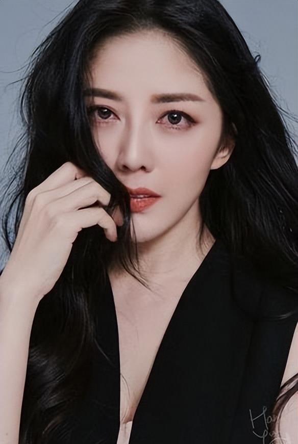 她是明眸皓齿的台剧女神，嫁5566组合队长，因不生育离婚近照惊艳！