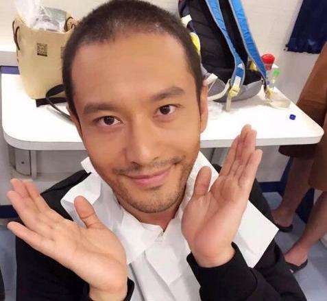周杰伦 白敬亭、周杰伦头顶稀疏，原来男星早就秃了，观众被骗惨了