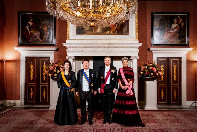 韩国夫人出席荷兰国宴拿出战袍!穿泡泡袖小黑裙美如赫本,美翻了