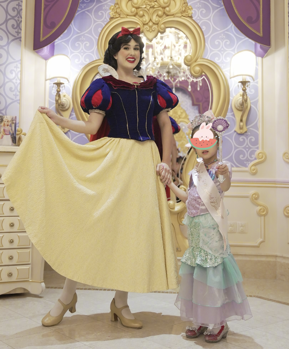 陈妍希颖儿带娃同游迪士尼,小星星睫毛又长又密,小月亮很像付辛博