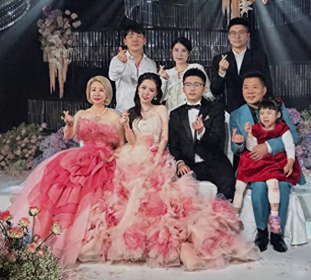 意尔康二公子订婚现场:新娘小肚隆起像怀孕,婆婆风头盖过新娘子