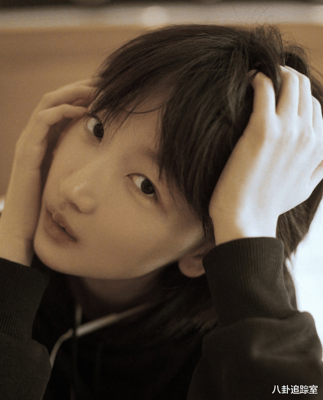 周冬雨|周冬雨晒健身照!身无赘肉皮肤细腻,回应小眼争议,却遭网友嘲笑