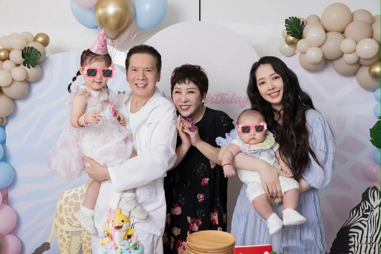 向华强带孙女探班向太，抱娃姿势老练超宠溺，3岁小奶皇留短发好可爱