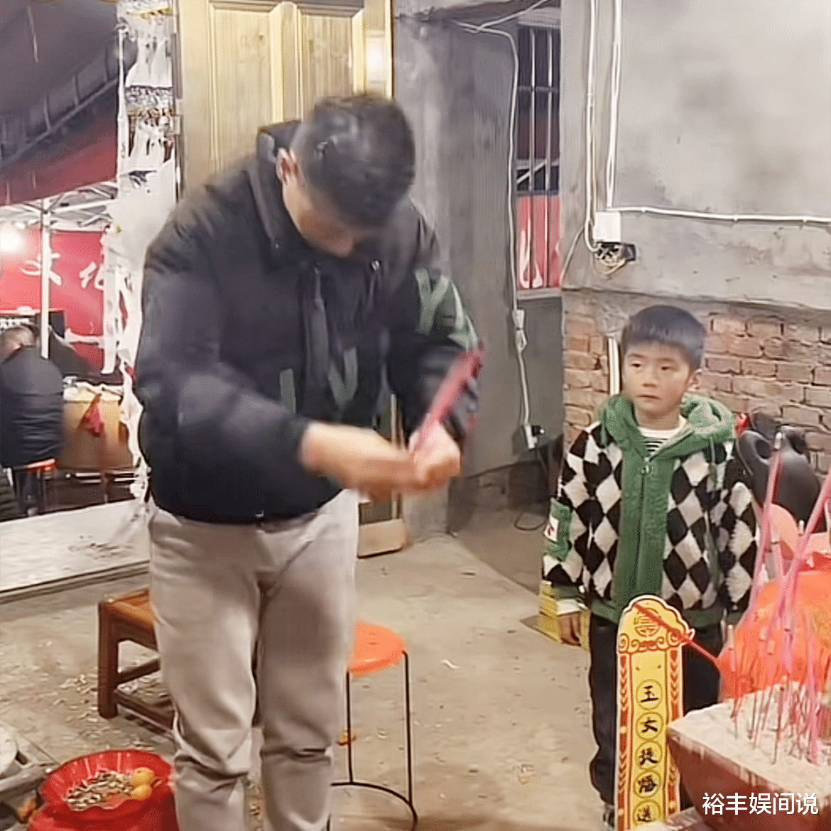 34岁网红李小妞葬礼！3岁儿子手捧遗照太无助，曝其自愿放弃生命