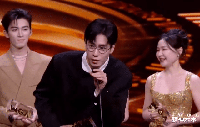 微光盛典太尴尬!何炅主持嘴瓢,颖儿蔡文静撞衫,嘉宾累到打呵欠