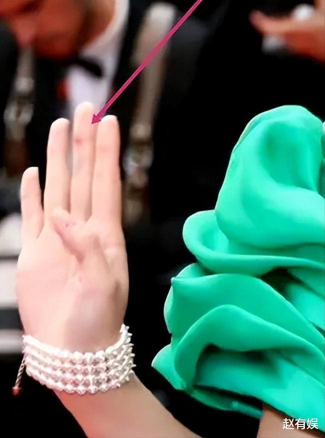 高叶|高叶戛纳红毯遇尴尬！礼服侧面崩开扎线，网友：让高启强给买衣服