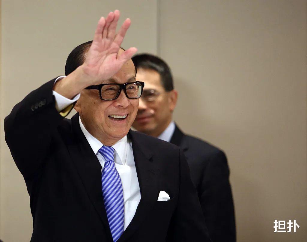 李嘉诚如何照顾孙子？派私人飞机去买奶粉，冲奶的水是加拿大温泉