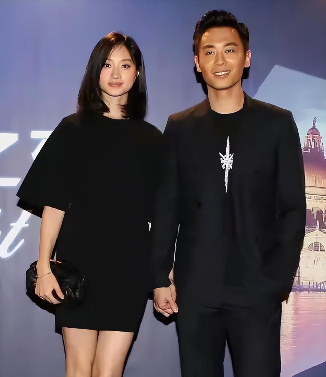 穿衣搭配 朱亚文夫妻同框，39岁老婆气质清纯像学生，他西装革履像老干部
