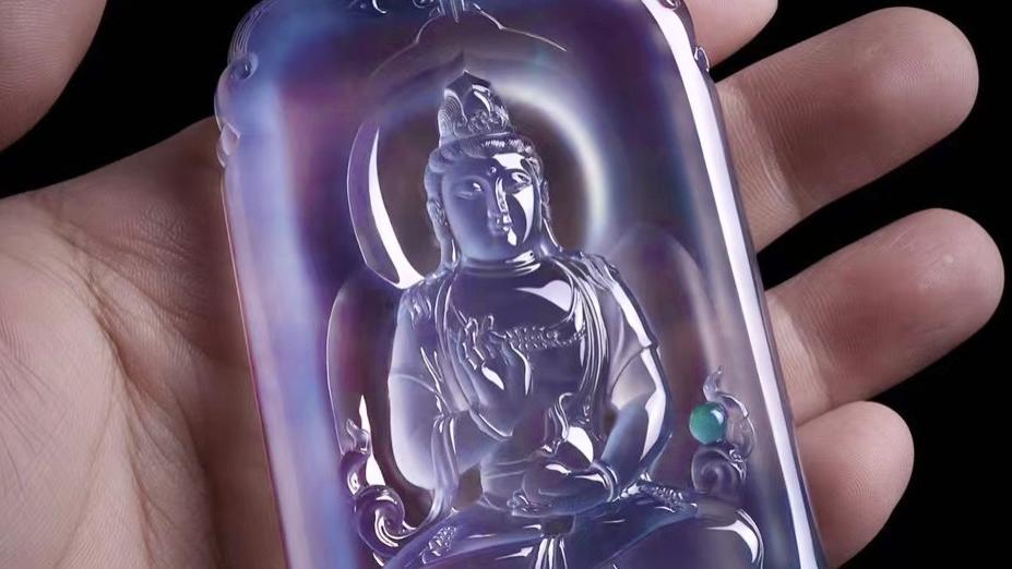 一睹玻璃种翡翠，我仿佛接触到禅境的极限共鸣！