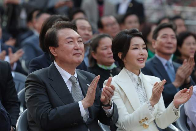 西装 韩国第一夫人越来越牛！独自在青瓦台招待午宴，米色新造型又嫩翻