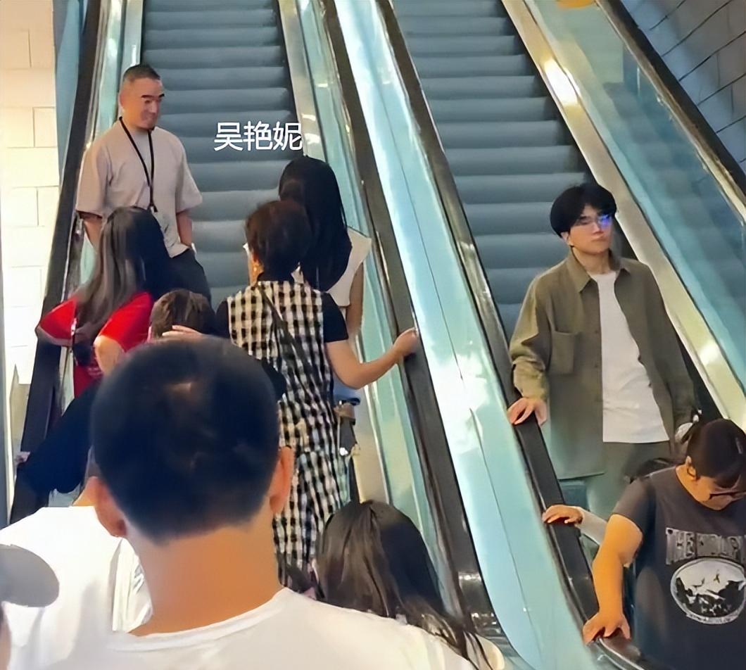 26岁吴艳妮现身上海，与妈妈逛街引围观，网友：走路还是拽拽的