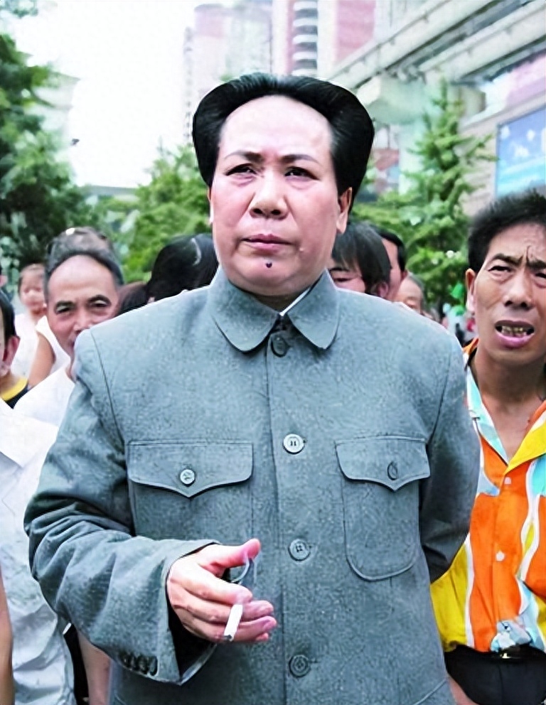 她是扮演主席的女演员，为演好主席穿30厘米的鞋，却让丈夫很苦恼