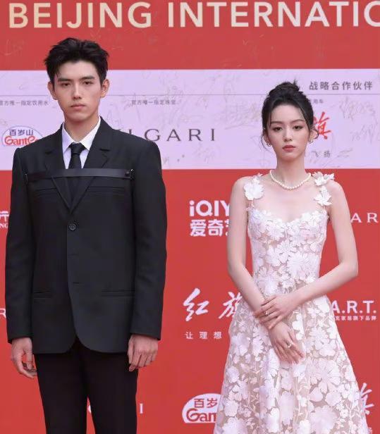 陈飞宇|陈飞宇周也表情管理失败相互冷脸被骂上热搜网友:互欠千八百万