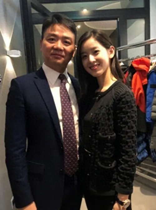 闹大了!王思聪嘲讽章泽天:她就是个“睡二代”,丢尽了清华的脸