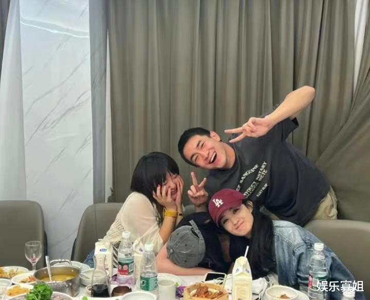 赵丽颖|赵丽颖林更新新鲜聚餐照，拍照Pose也太可爱了吧，状态都好好哦