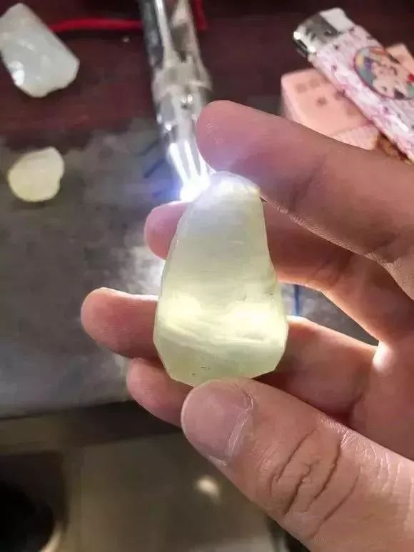 分享一块满裂的翡翠原石