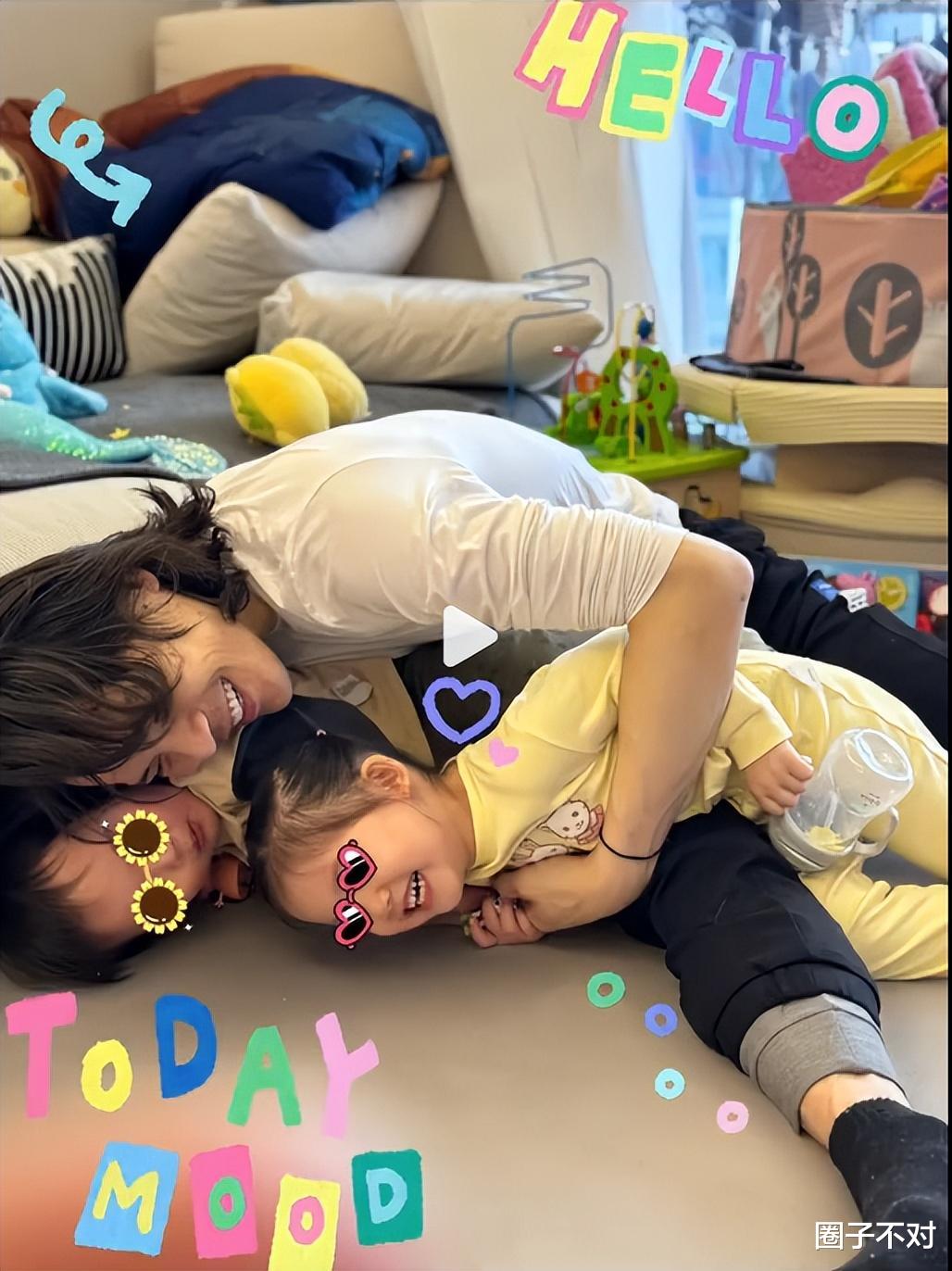 向佐独自带两娃秀爸爸力，豪宅内景罕曝光，客厅又小又乱超接地气