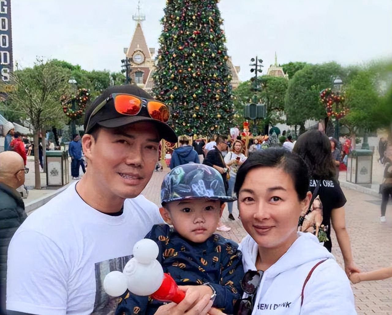 17岁出道42岁大红，帅气港星谢天华老婆不够美，人生却渐入佳境