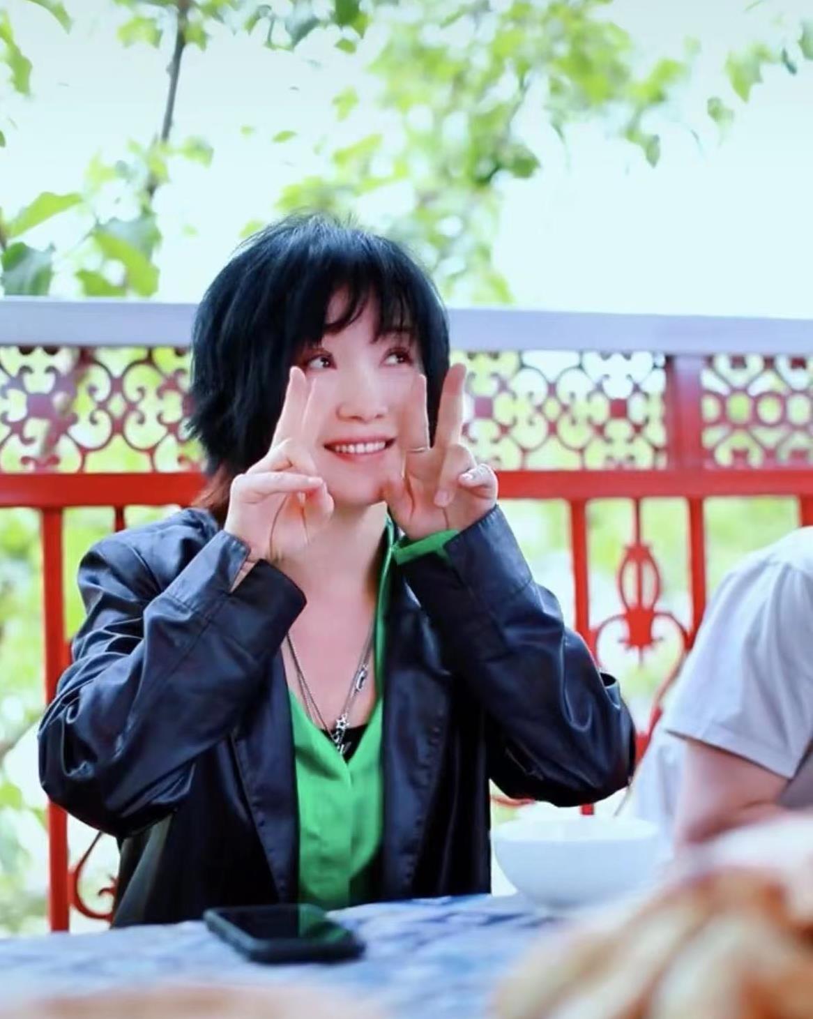 她连登5次春晚,却因为跟恩师同居怀孕,星途尽毁,55岁没人敢娶