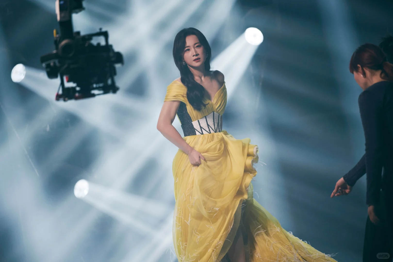 贾玲瘦身后惊艳亮相，大波浪卷发+露肩黄色开叉礼服，美出新高度