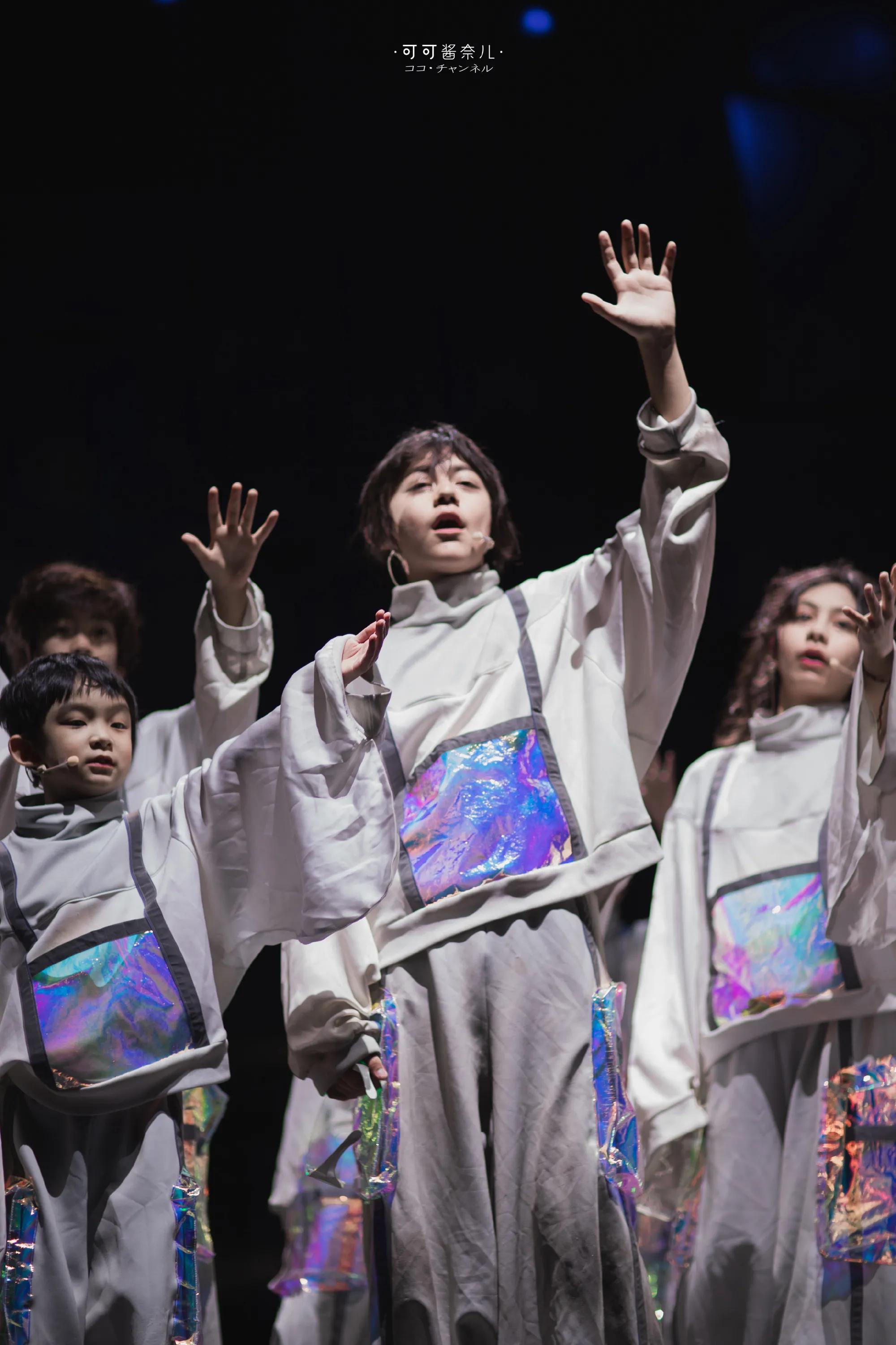 霓娜|刘烨一对儿女同台演出，霓娜气质高冷好漂亮，诺一忧郁氛围感拉满