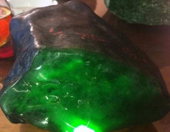 欣赏刚切开的翡翠毛料