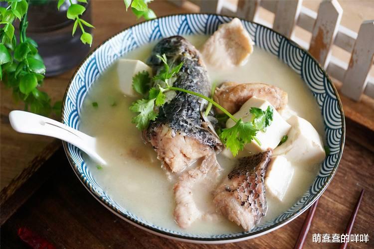 鱼汤|炖鱼汤,只用水显平淡,添加这两种调料,汤清味美,鱼肉更鲜嫩