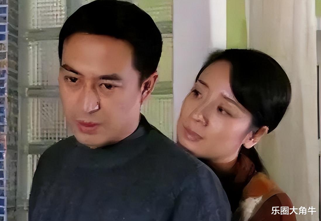 多次出轨小鲜肉，并在车内激吻，55岁的陈小艺已和丈夫分居11年