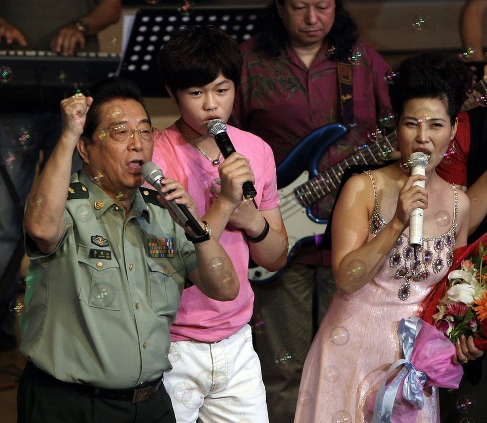 李双江|83岁李双江携妻子吃大餐!满头黑发狂喝茅台,梦鸽戴佛珠穿百元衣