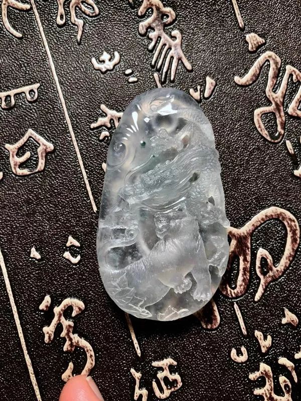 雕刻|分享一块莫西沙翡翠开窗料，雕刻的成品怎么样？