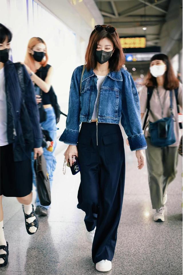 贾静雯已经接近50了，身高只有160厘米，她的穿搭展现出高级感