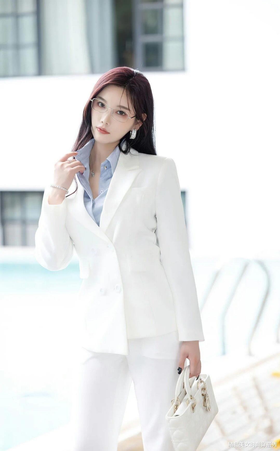 职场女性的必备单品——白色西装套装，让你在通勤中穿出范儿