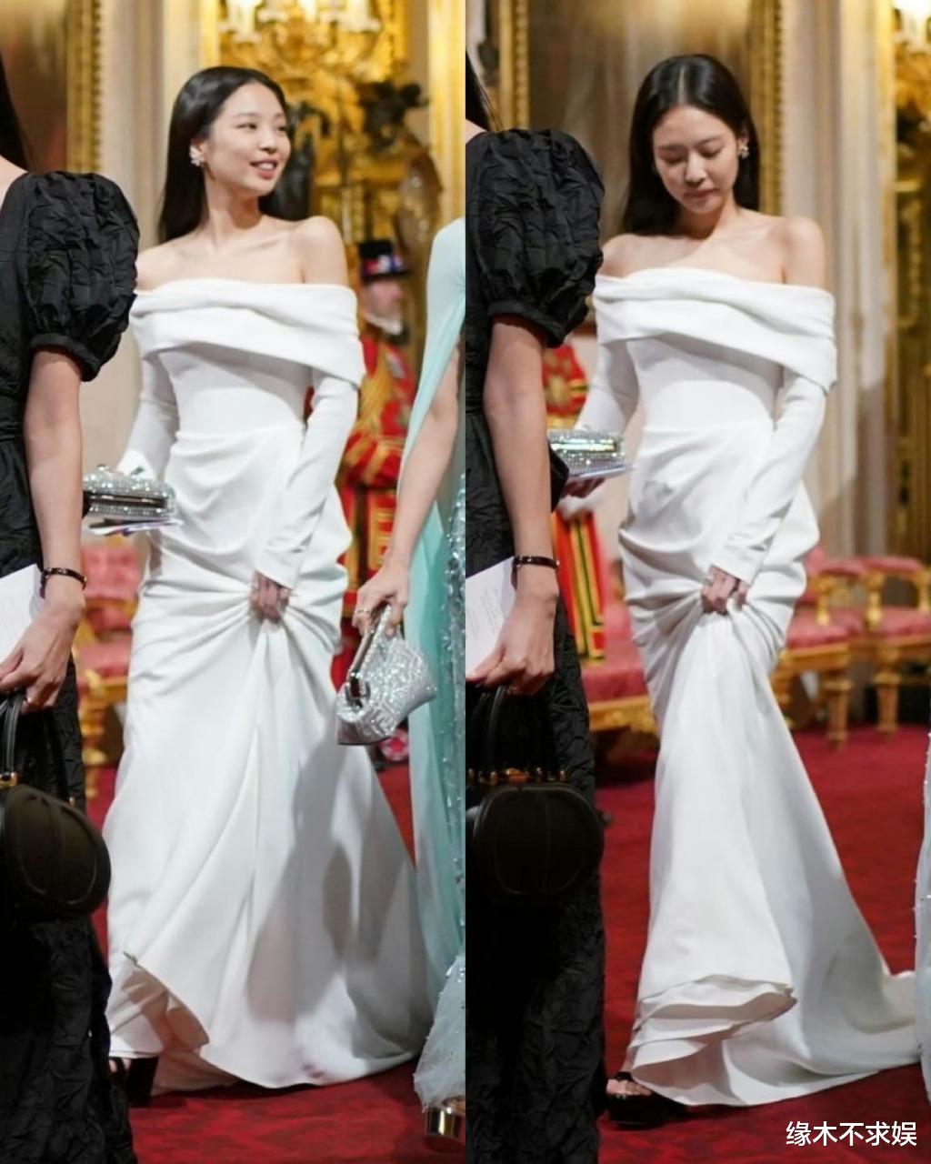 BLACKPINK出席白金汉宫宴会，Lisa礼裙勒出赘肉，位置太尴尬！