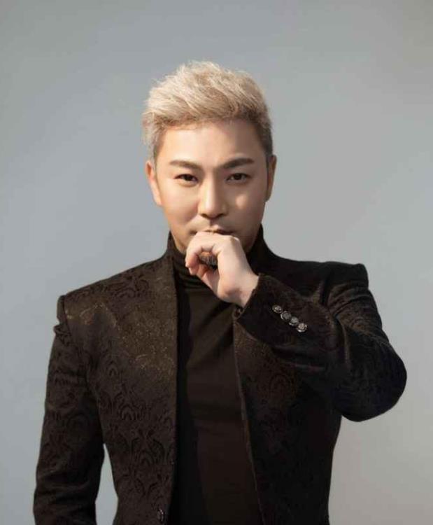 央视春晚|央视春晚一曲成名,被砍下巴脱落缝130针变阶下囚,今卖马桶为生