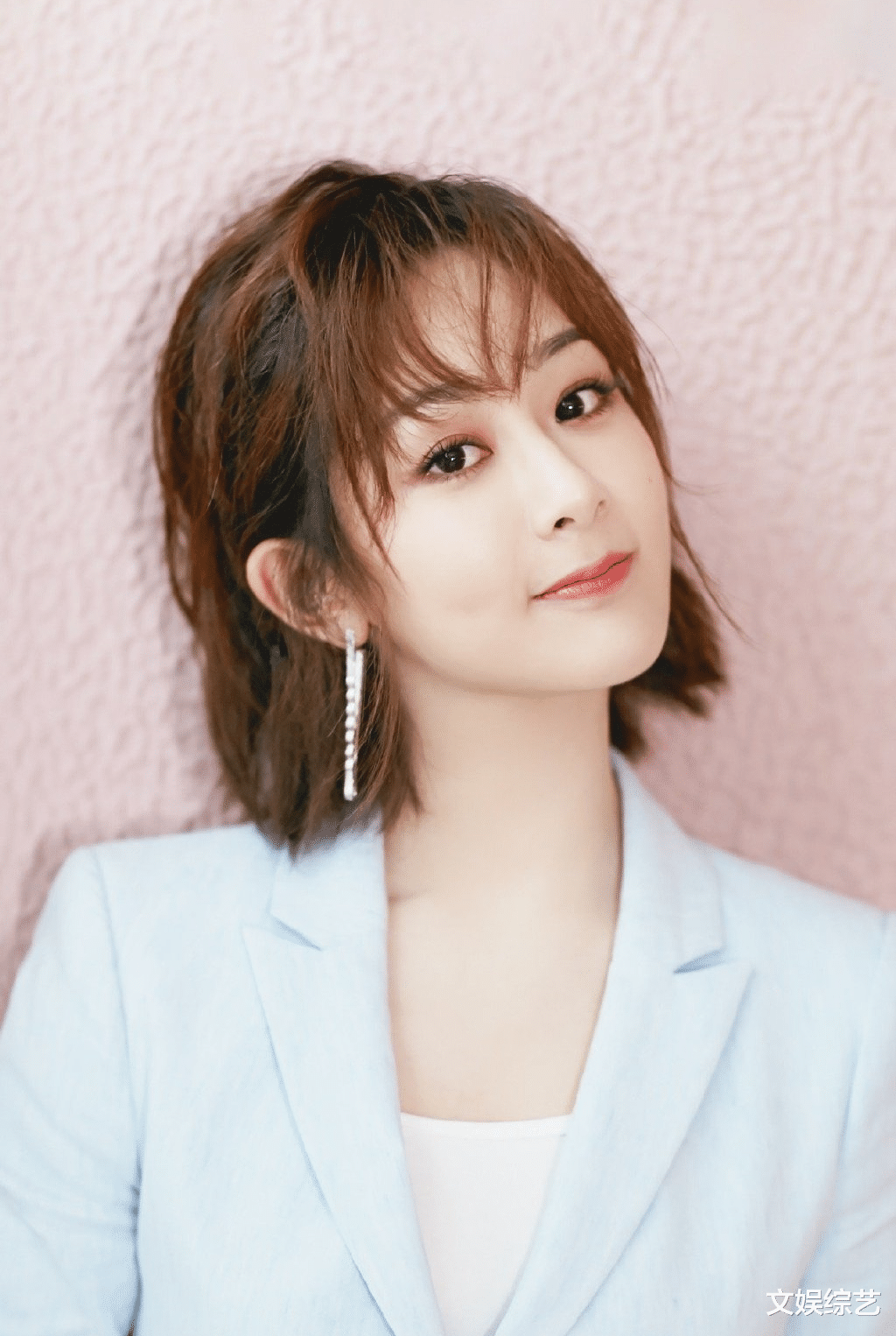 杨紫|杨紫坐轮椅拍戏，拍照摆各种手势，可爱又淘气，不愧为娱乐圈劳模